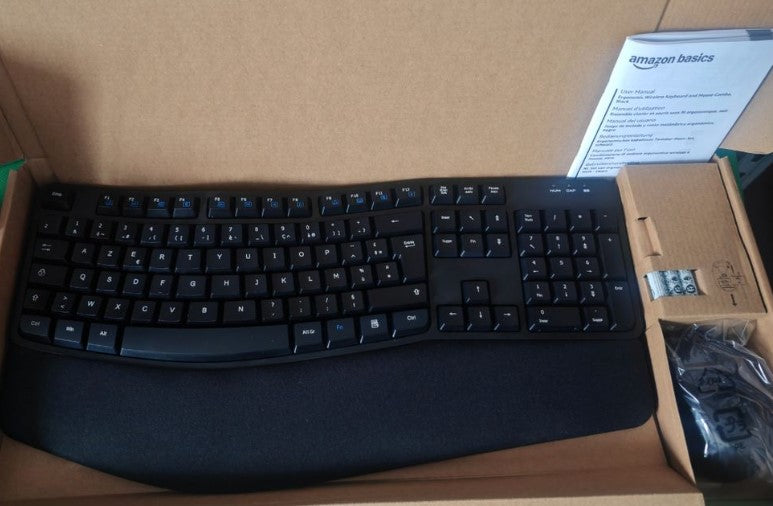 Clavier ergonomique Amazon Basics AZERTY avec repose-poignets dans son carton