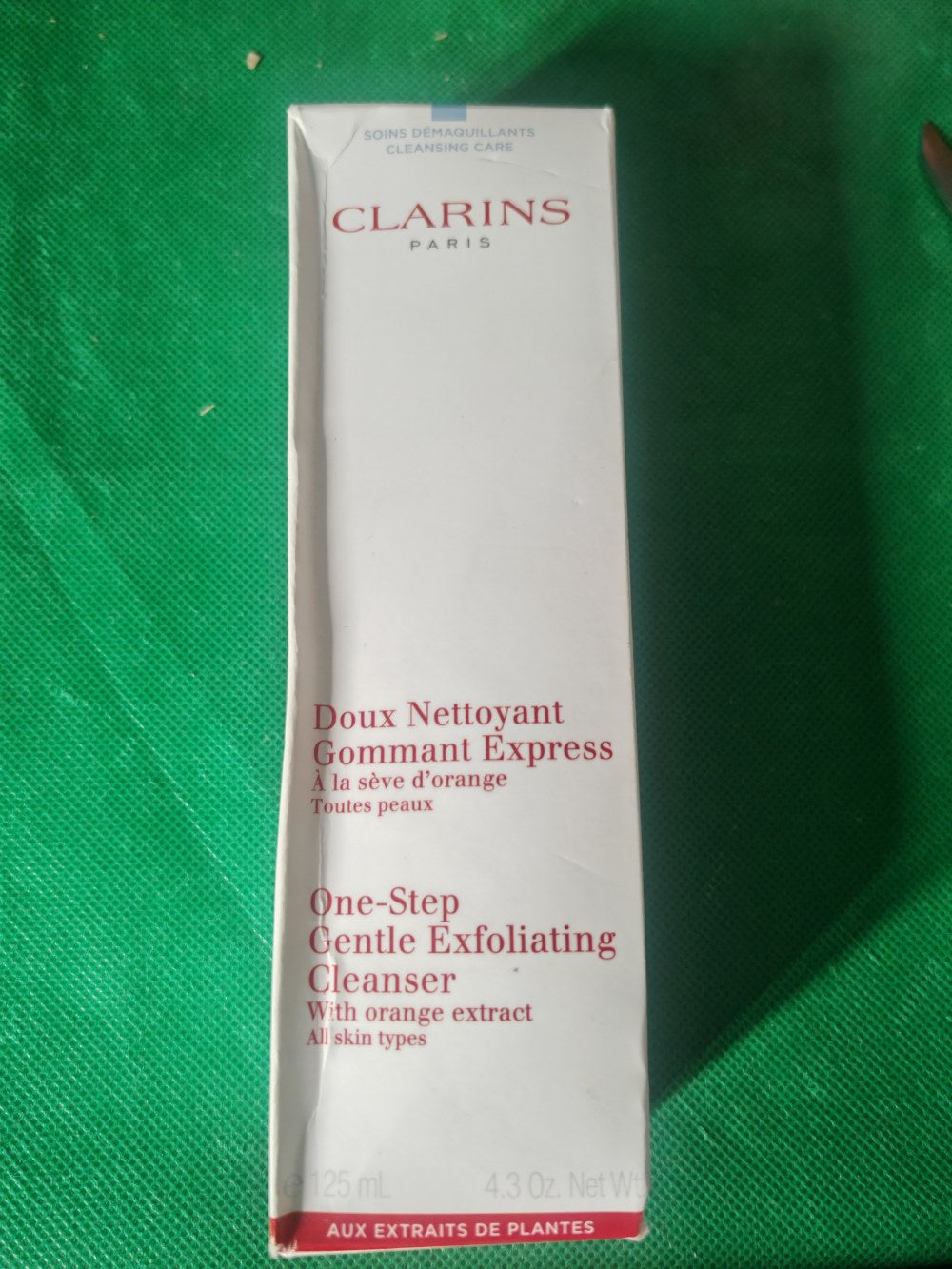 Boîte du Clarins Doux Nettoyant Gommant Express 125 ml
