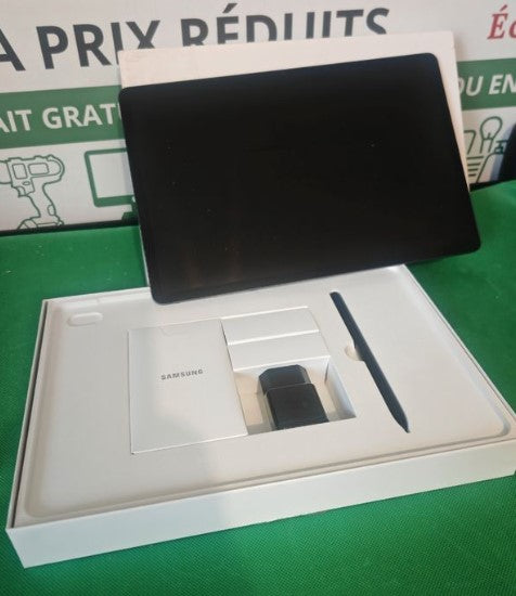Galaxy Tab S7 FE dans sa boîte ouverte avec le stylet S Pen et les accessoires