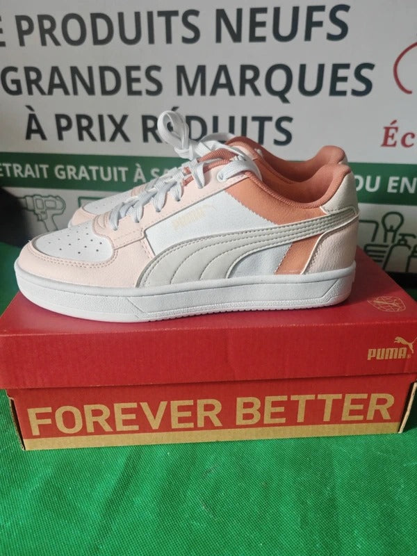 Baskets Puma Caven blanches et roses sur leur boîte