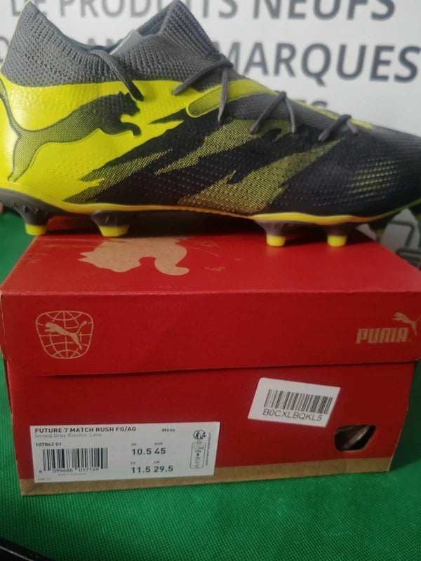 Chaussures de football Puma Future 7 Match Rush sur leur boîte