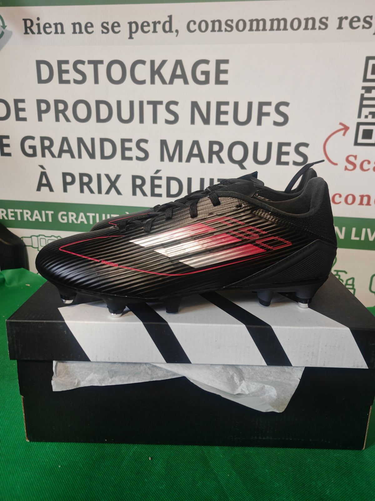 adidas F50 League SG noire et rouge, vue de profil sur sa boîte