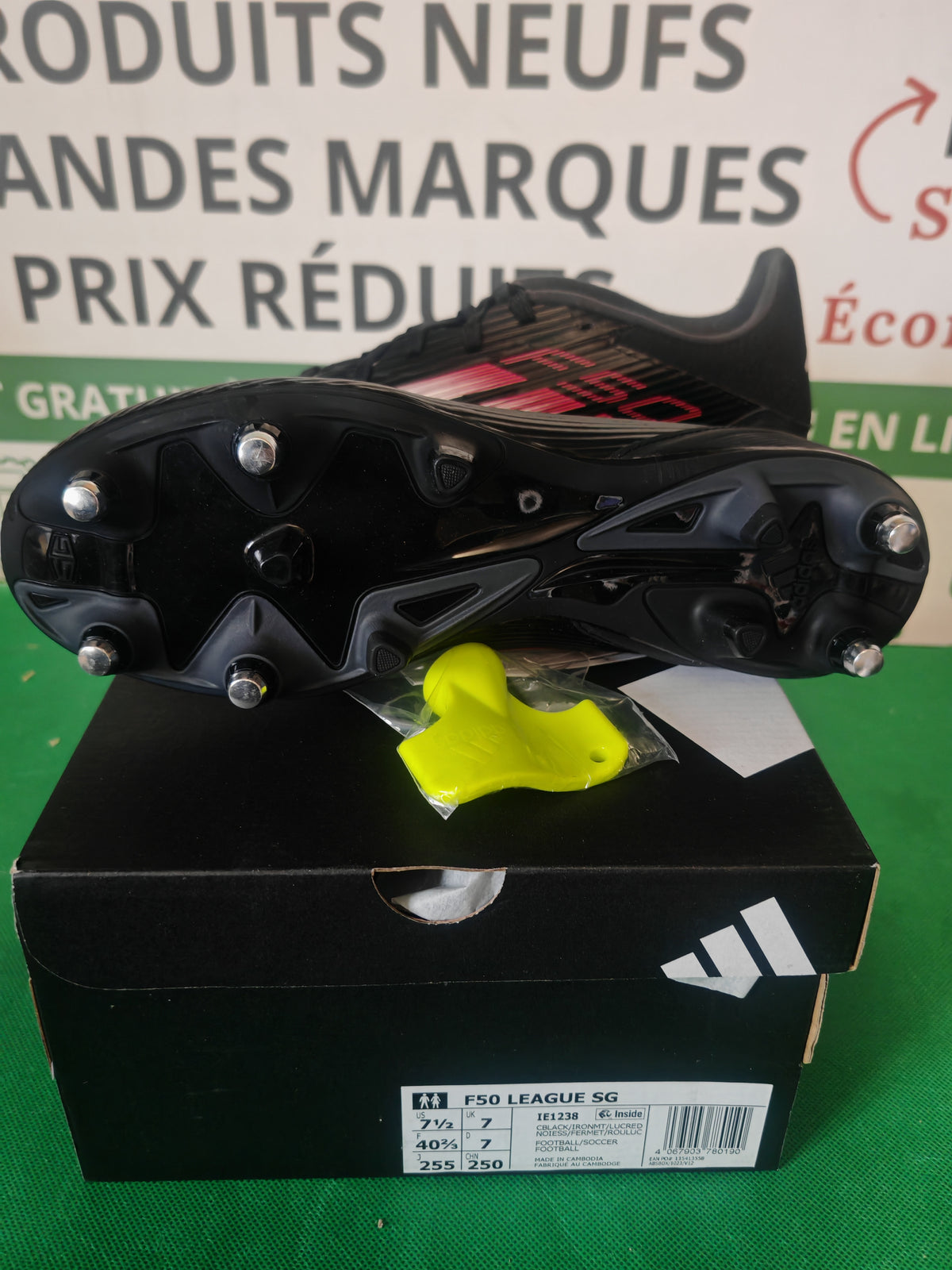 Semelle SG à crampons vissés et clé de serrage adidas