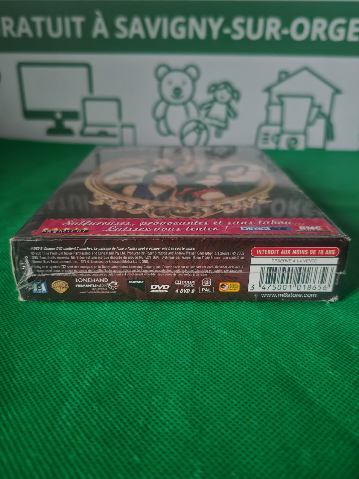 Côté du coffret Satisfaction, mention -16 ans