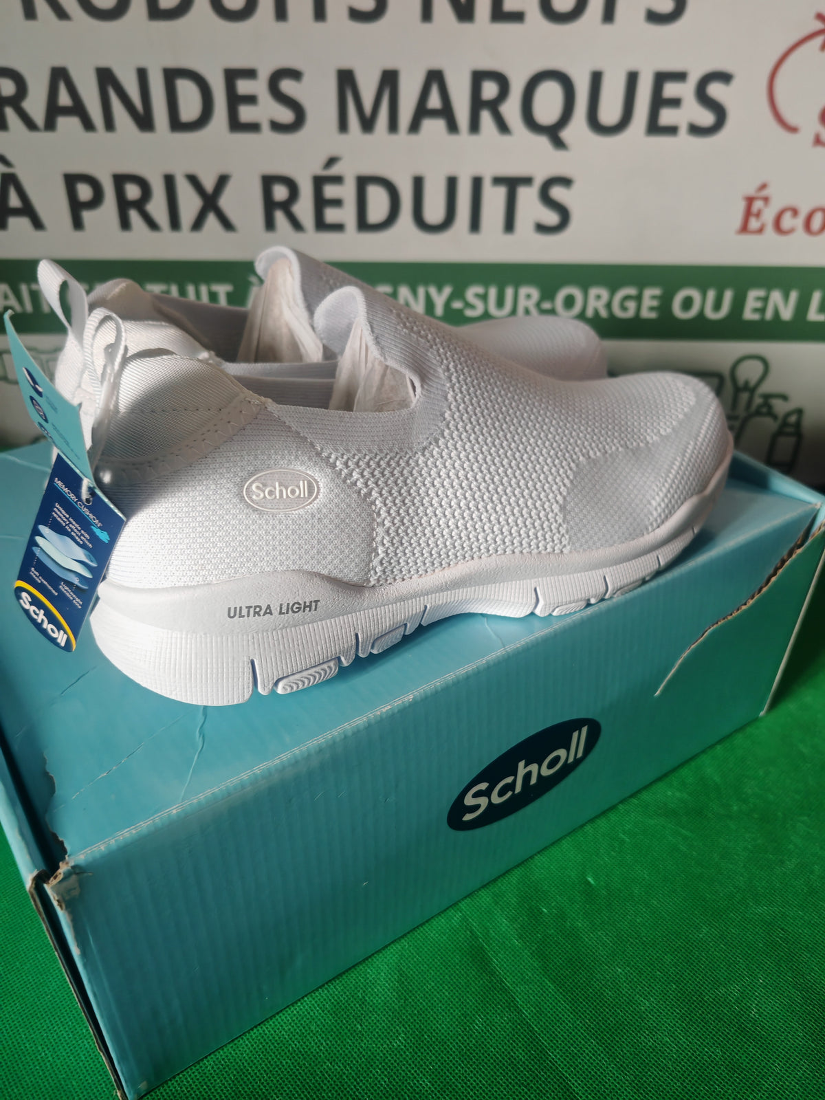 Scholl Jump Slip On blanche vue de côté avec étiquette