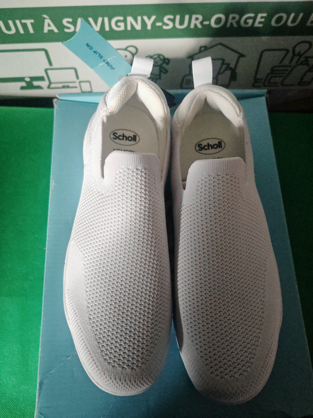 Paire de Scholl Jump Slip On blanches vue de dessus